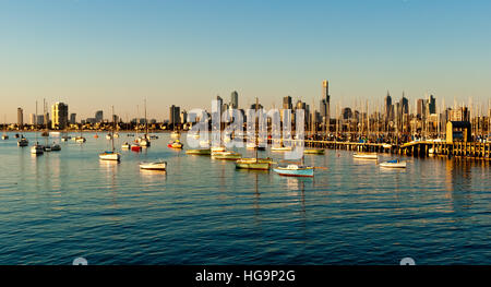 Lo skyline di Melbourne da St Kilda, Victoria, Australia Foto Stock