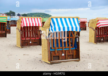 Strandkorb tipico del Mar Baltico sdraio in spiaggia a Travemunde, Germania Foto Stock