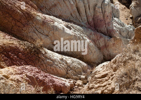 16663. Colorate di strati di argilla è visto su una ripida collina presso le miniere di vernice Interpretive parco vicino Calhan, Colorado, Stati Uniti d'America. Foto Stock