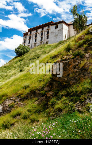 Lhasa, in Tibet, in Cina - La vista del retro del palazzo del Potala nelle ore diurne. Foto Stock