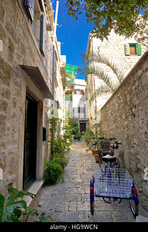 Stretto di pietra mediterranea street a Stari Grad, Isola di Hvar, Croazia Foto Stock