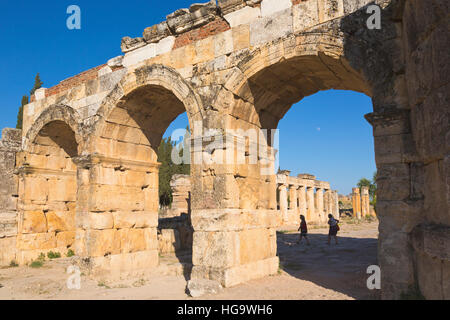 Hierapolis, Denizli Provincia, Turchia. Le rovine della città antica. Il nord di Porta Romana, noto anche come la Porta di Domiziano, o Domiziano Arch, o Foto Stock