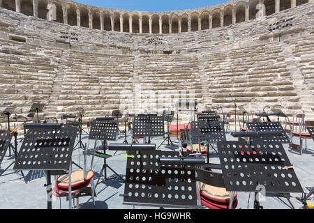 Aspendos, Provincia Antalaya, Turchia. Il teatro romano che è ancora in uso. Attrezzatura orchestrale sul palco in preparazione per una performance. Foto Stock