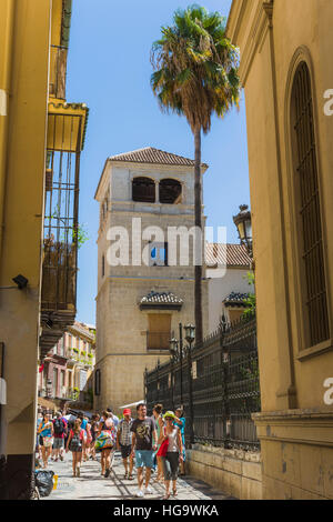 Malaga, provincia di Malaga, Costa del Sol, Andalusia, Spagna meridionale. Calle San Agustin e il Palacio de los Condes de Buenavista, che ospita Picasso Foto Stock