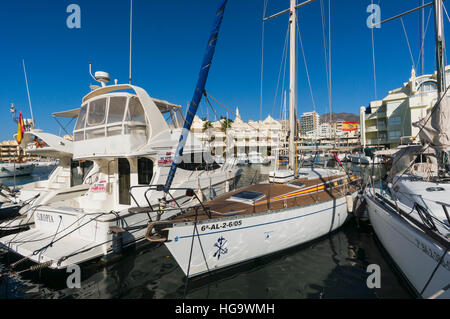 Benalmadena Costa, Costa del Sol, provincia di Malaga, Andalusia, Spagna meridionale. Puerto deportivo. Porto sportivo. Puerto Marina. Barche di lusso nel porto. Foto Stock