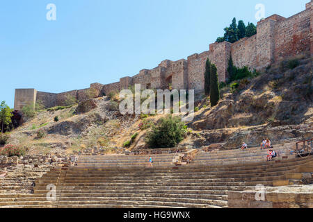 Malaga, provincia di Malaga, Costa del Sol, Andalusia, Spagna meridionale. Teatro romano e la alcazaba moresca, o fortezza. Foto Stock