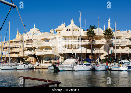 Benalmadena Costa, Costa del Sol, provincia di Malaga, Andalusia, Spagna meridionale. Imbarcazioni da diporto in Benalmadena Marina. Puerto Deportivo. Proprietà di lusso. Foto Stock