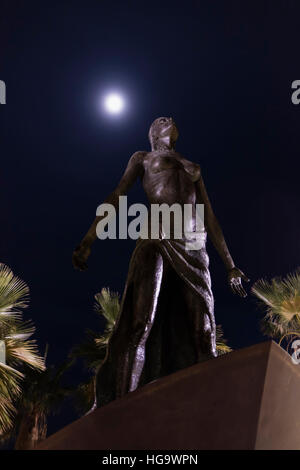 Fuengirola, Costa del Sol, provincia di Malaga, Andalusia, Spagna meridionale. La scultura di 'mediterranea' sulla passeggiata lungomare. Foto Stock