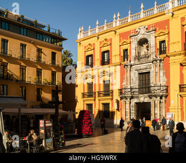 Malaga, Costa del Sol, provincia di Malaga, Andalusia, Spagna meridionale. Inverno a la Plaza del Obispo. Il monumentale edificio è il Palazzo Episcopale Foto Stock