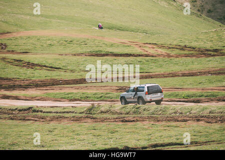 Kazbegi, Gergia - 23 Maggio 2016: Mitsubishi Montero Sport SUV guida su off road nel prato estivo. Mitsubishi Pajero Sport è un mid-size SUV prodotta Foto Stock