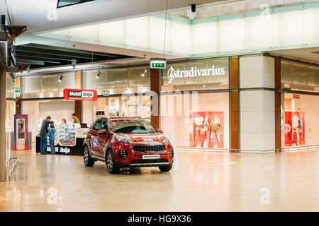 Vilnius Lituania - Luglio 08, 2016: la dimostrazione della nuova Red Kia Sportage Auto, Compact Sport Utility Vehicle SUV nella Hall dell Acropoli Shop Foto Stock