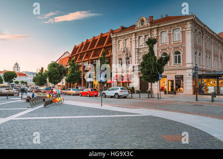 Vilnius, Lituania - 8 Luglio 2016: il punto di vista della spaziosa zona di riposo sulla Didzioji Street, antica Showplace nella Città Vecchia con Outdoor Cafe in estate D Foto Stock