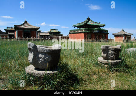Contenitori di pietra di fronte il Erdene Zuu monastero. Foto Stock