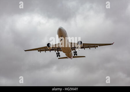 Passeggero aereo jet basso nel cielo la preparazione a terra Foto Stock