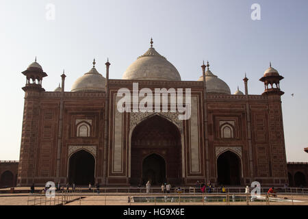 Patrimonio UNESCO monumento Taj Mahal ad Agra . È in fase di ristrutturazione con le riparazioni per il minareto Foto Stock