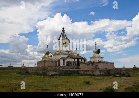Le pagode bianco o stupa dorato di Erdene Zuu monastero Foto Stock