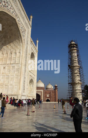 Patrimonio UNESCO monumento Taj Mahal ad Agra . È in fase di ristrutturazione con le riparazioni per il minareto Foto Stock