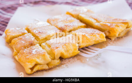 Lo stile di dessert di fritto Roti con banana cottura su strada a Bangkok, in Thailandia Foto Stock