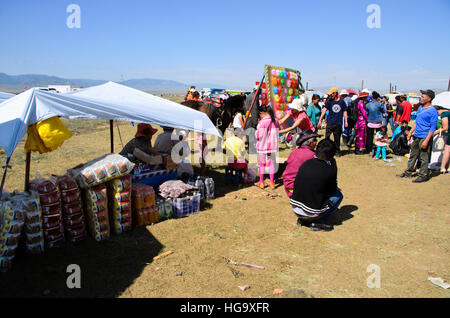 Negozi locali e giochi durante il festival Naadam, Moron. Foto Stock