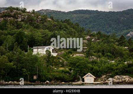 Case sulla riva del Lysefjord, Stavanger, Norvegia Foto Stock