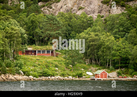 Case sulla riva del Lysefjord, Stavanger, Norvegia Foto Stock