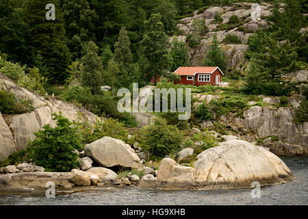 Case sulla riva del Lysefjord, Stavanger, Norvegia Foto Stock