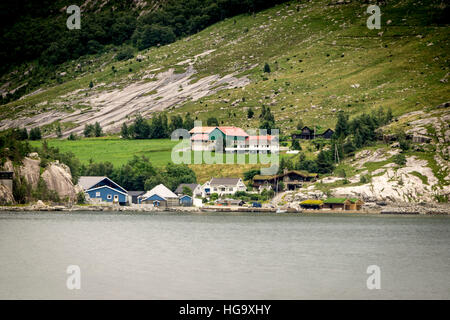 Case sulla riva del Lysefjord, Stavanger, Norvegia Foto Stock