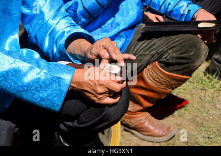 Pronti a sparare proiettili in un fuso a snodo-osso gioco di tiro, Naadam Festival, Moron. Foto Stock