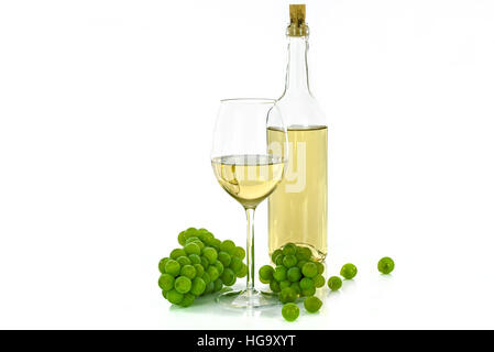 Bottiglia di vino bianco e un wineglass accanto alle uve isolati su sfondo bianco Foto Stock