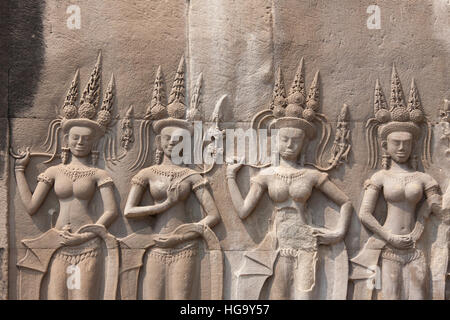 Apsara ballerini della pietra che intaglia tutti intorno sulla parete a Angkor Wat, SiemReap, Cambogia Foto Stock