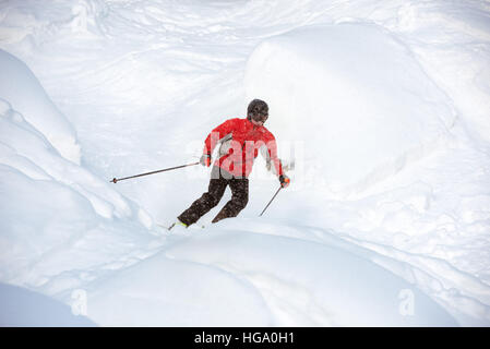 Giovane Sciatore fuori pista backcountry freeride Foto Stock