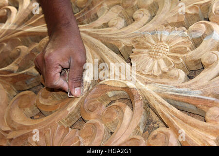 Il governo dello Sri Lanka di levigatura falegname giù una porta di legno incisa - In Dettaglio Foto Stock
