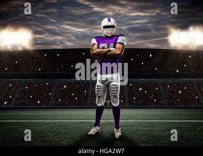 Giocatore di calcio con un viola uniforme su un Stadium. Foto Stock