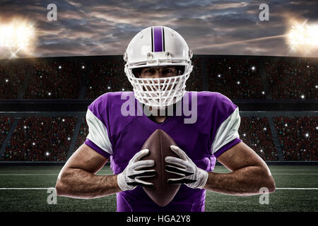 Giocatore di calcio con un viola uniforme su un Stadium. Foto Stock