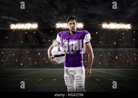 Giocatore di calcio con un viola uniforme su un Stadium. Foto Stock