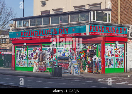 London Southwark un colorato negozio di bricolage in Old Kent Road Foto Stock