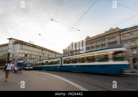 Il tram treno è di lasciare la stazione dei tram a Zurigo Paradeplatz con sede delle banche svizzere UBS e Credit Suisse Foto Stock