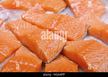 Pezzi di un salmone su ghiaccio Foto Stock