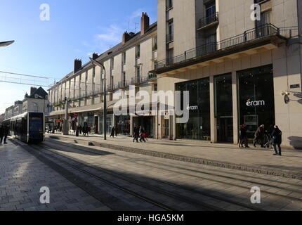 Il tram su Rue Nationale Tours Francia Dicembre 2013 Foto Stock