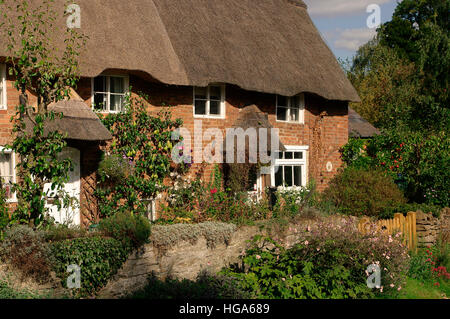 Cottage con il tetto di paglia, Stoke Bruerne, Inghilterra Foto Stock