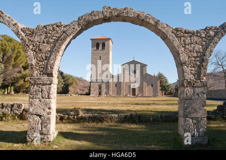 L'antica abbazia di Castel San Vincenzo con i resti di un porticato del tredicesimo secolo Foto Stock