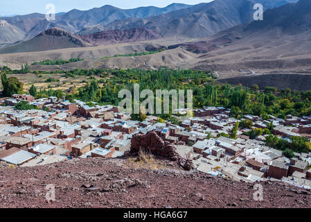 Vista aerea dalla montagna sopra la famosa red village Abyaneh in Natanz County, Iran. Sasaniane Empire resti in primo piano Foto Stock