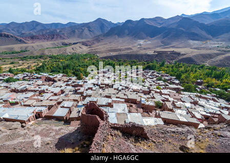 Vista aerea dalla montagna sopra la famosa red village Abyaneh in Natanz County, Iran. Sasaniane Empire resti in primo piano Foto Stock