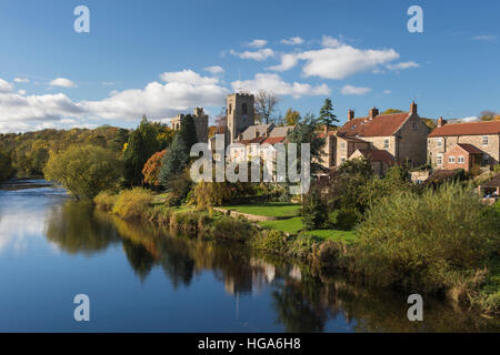 Pittoresca Tanfield West village dal Fiume Ure, North Yorkshire, Inghilterra - luminoso cielo blu si riflette sull'acqua. Foto Stock