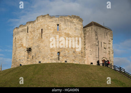 Ingresso alla Torre di Clifford - i visitatori scattano foto e posano presso le storiche rovine medievali del castello in cima a una collina, simbolo di York, North Yorkshire, Inghilterra, Regno Unito. Foto Stock