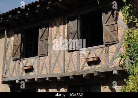 Primo piano della vecchia graticcio casa in Rue Saint Saturnin, Aignan, Francia. Foto Stock