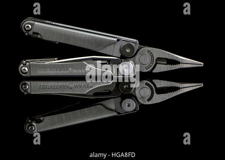 Leatherman Wave multitool su sfondo nero Foto Stock