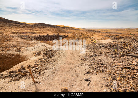 Villaggio abbandonato a vecchie miniere sul bordo del deserto del Sahara nel sud-est del Marocco. Foto Stock