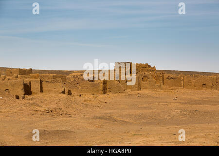 Villaggio abbandonato a vecchie miniere sul bordo del deserto del Sahara nel sud-est del Marocco. Foto Stock