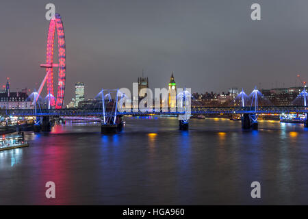 Lo skyline di Londra di notte con terrapieno bridge, il Big Ben e le case del parlamento in background, come si vede dalla waterloo br Foto Stock